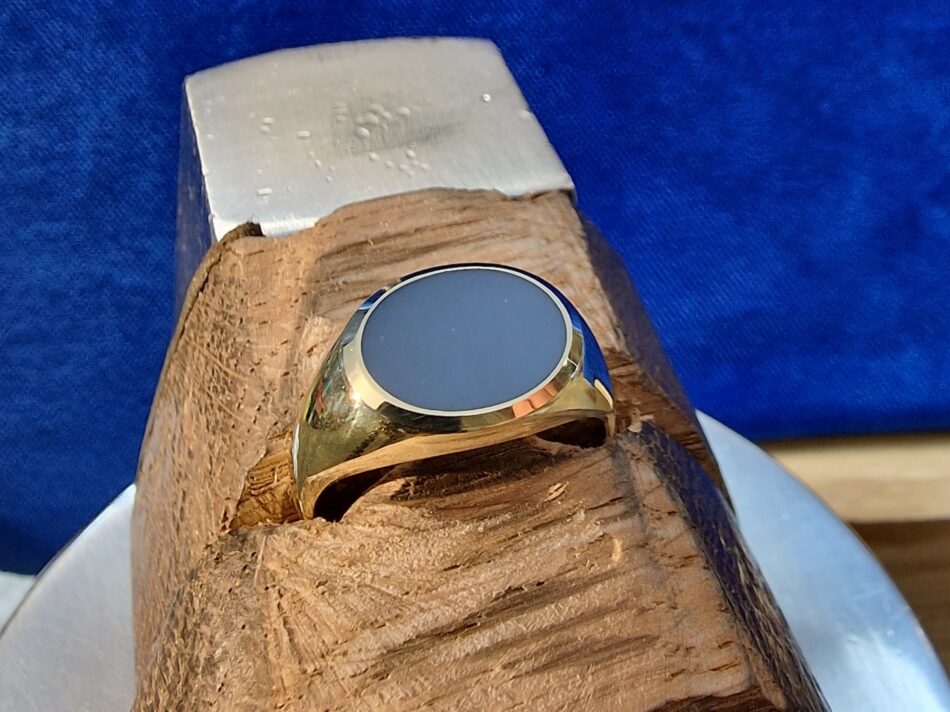 De zegelring voor heren. Gemaakt in eigen atelier, door Iwan Klein uit Rotterdam. Deze zegelring is uiterst geschikt voor een monogram of familiewapen.